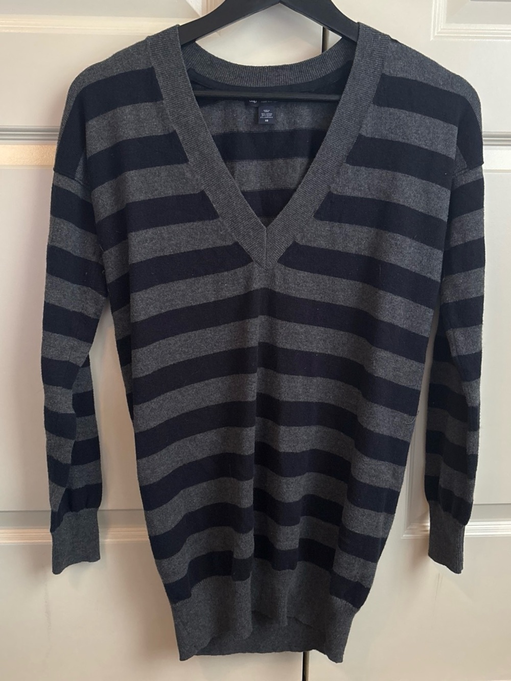 GAP V-Neck Striped Sweater in Gray and Navy